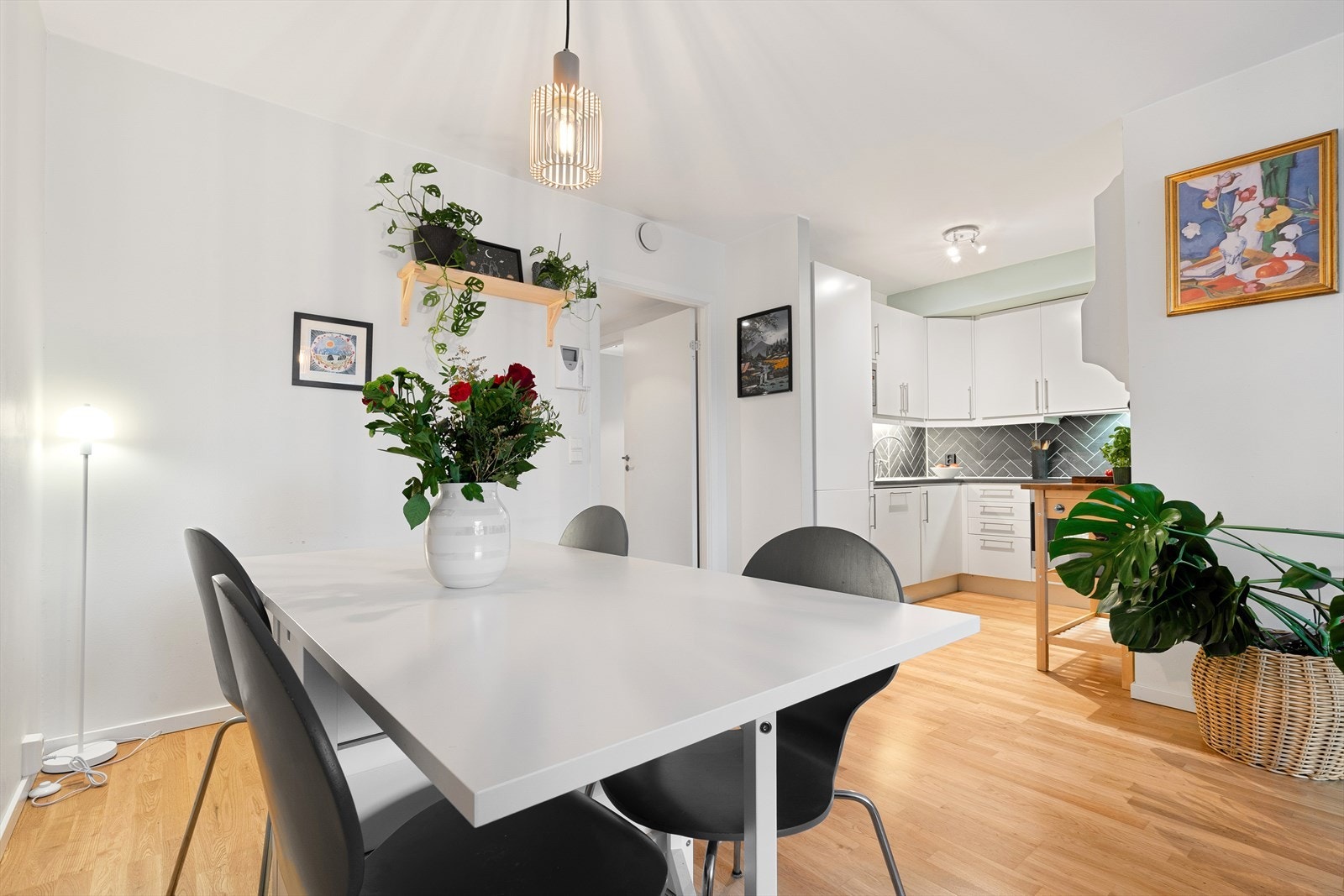 Spisestuen ligger ved kjøkkenet Galleribilde