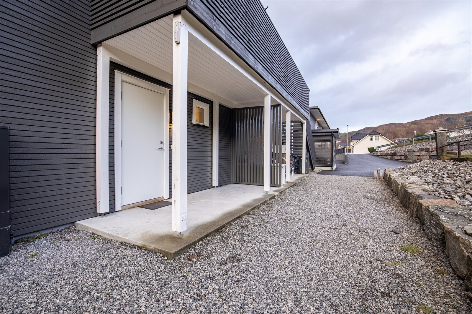 Overbygd inngangsparti - her kan man eksempelvis lage til sitteplass Galleribilde