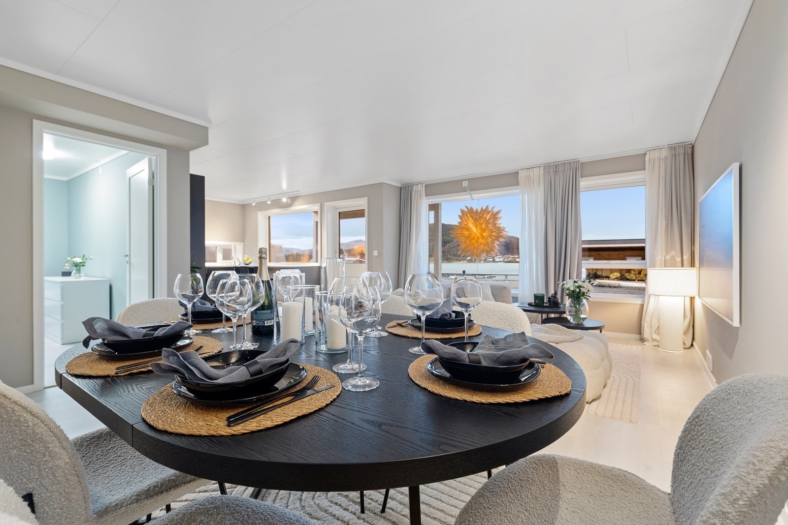 Her får du en stue som oppleves både luftig og hjemmekoselig Galleribilde