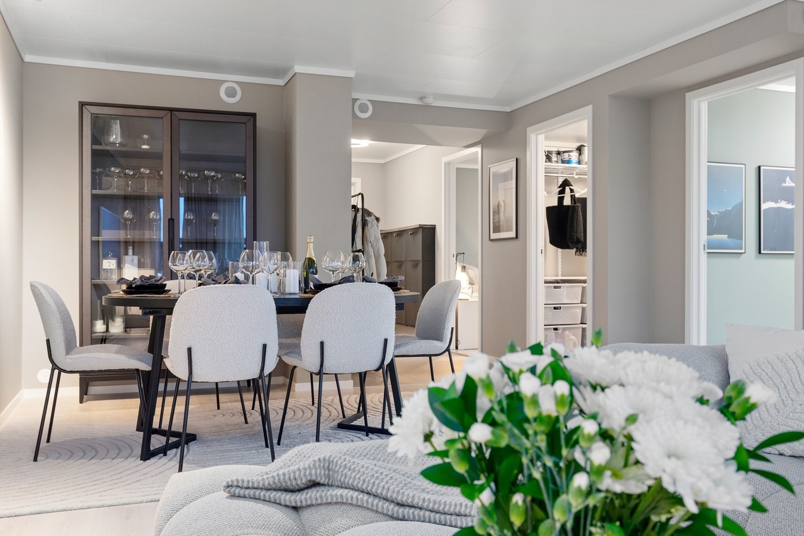 Nyere leilighet med lyse overflater Galleribilde