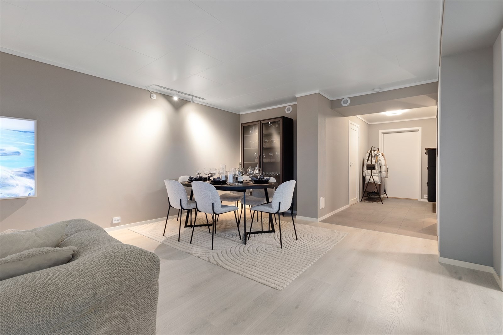 Romslig stue med flere møbleringsmuligheter Galleribilde