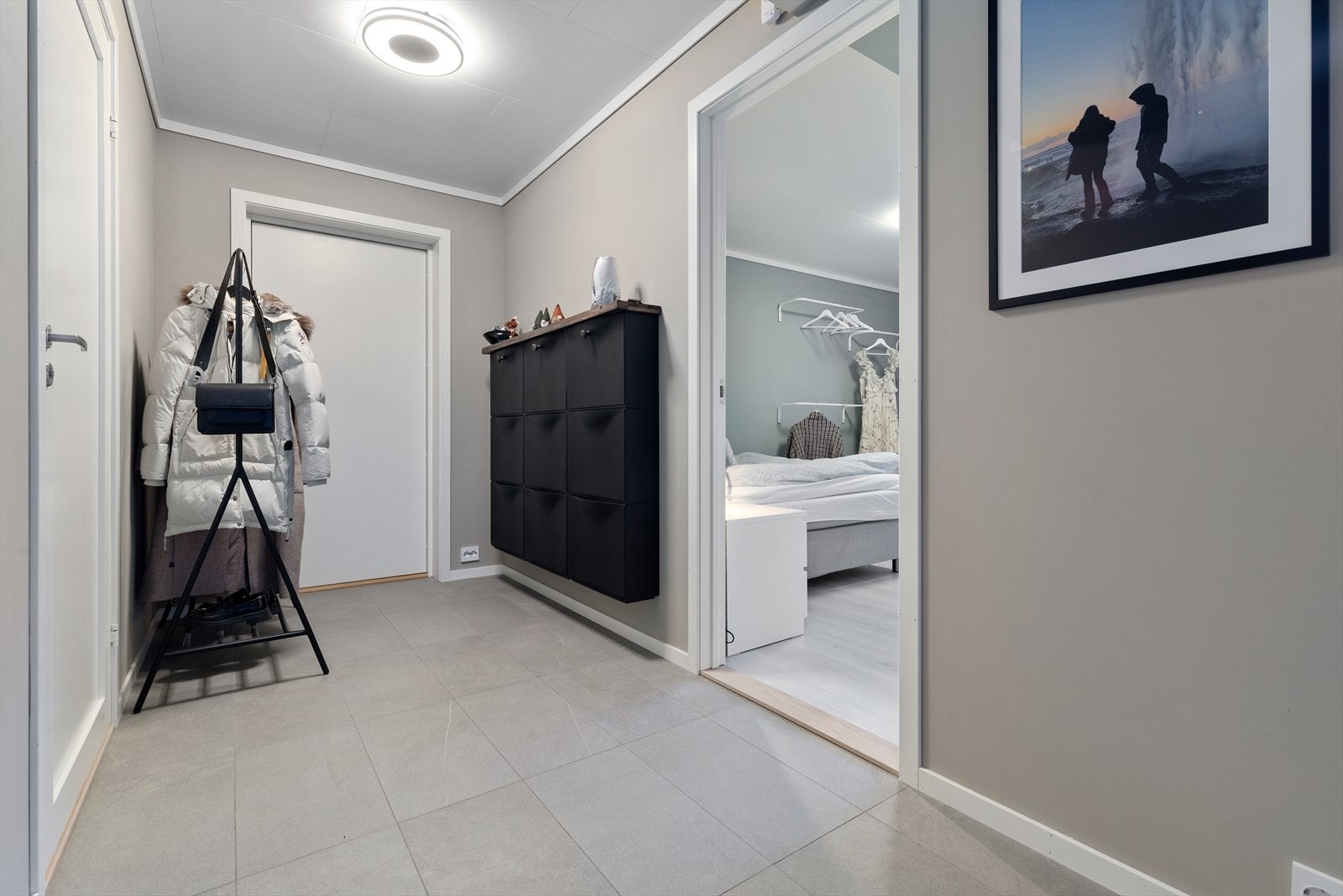 Praktisk, flislagt gang med elektriske varmekabler Galleribilde