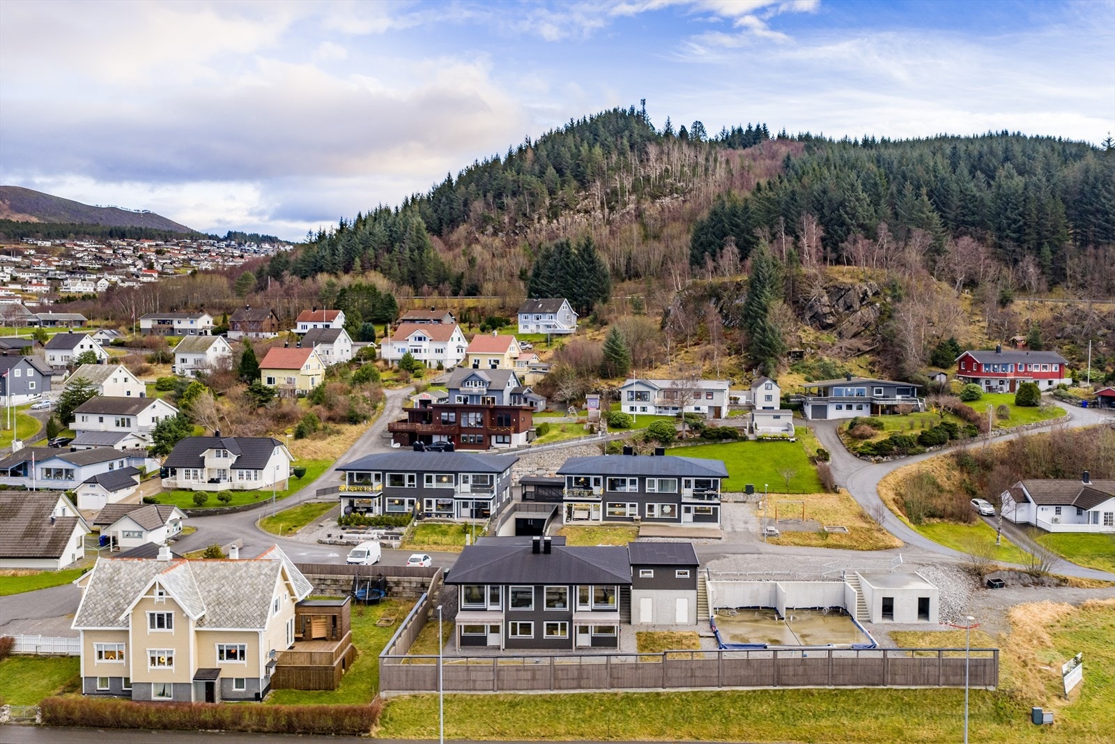 Sameiet består av åtte seksjoner, fordelt på to firmannsboliger Galleribilde