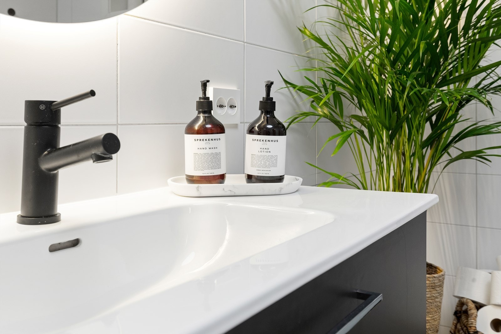 Delikat bad med rene linjer Galleribilde