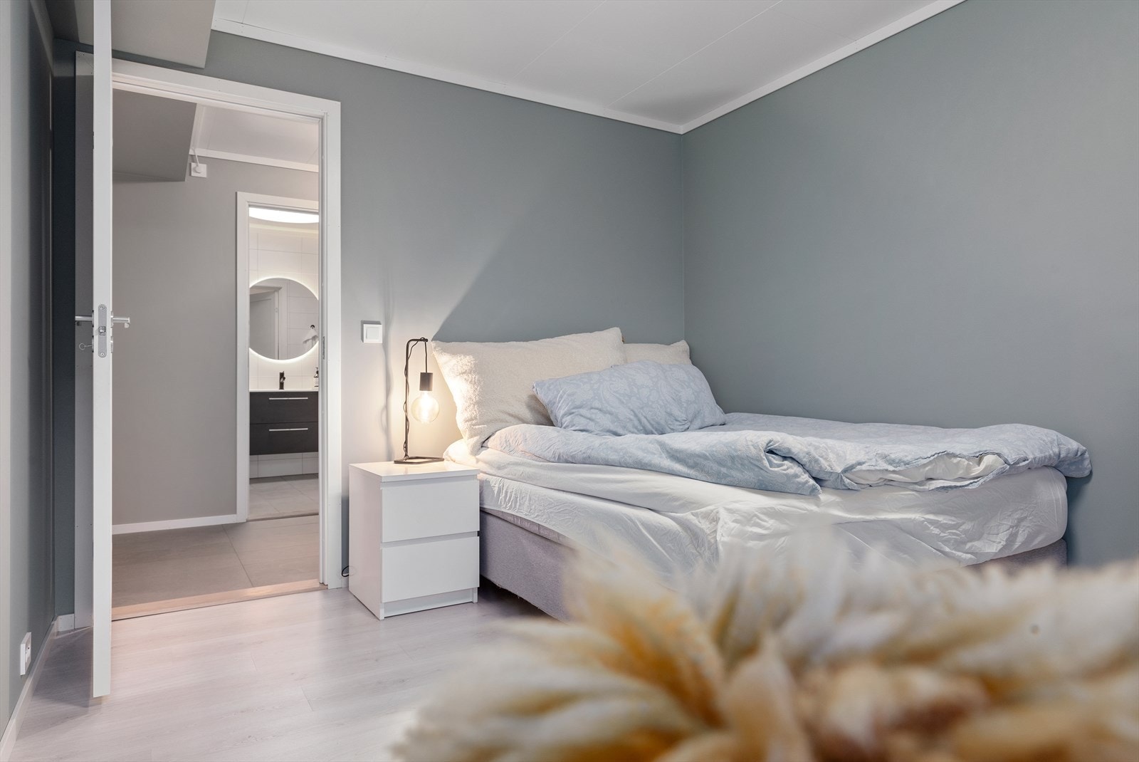 Romslig hovedsoverom med en lun farge på veggene Galleribilde