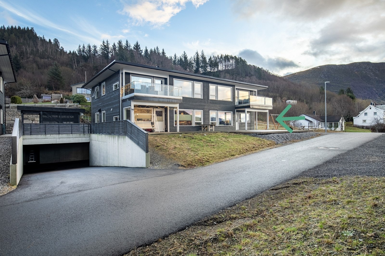 Leiligheten er en del av en firmannsbolig - og har garasjeplass! Galleribilde