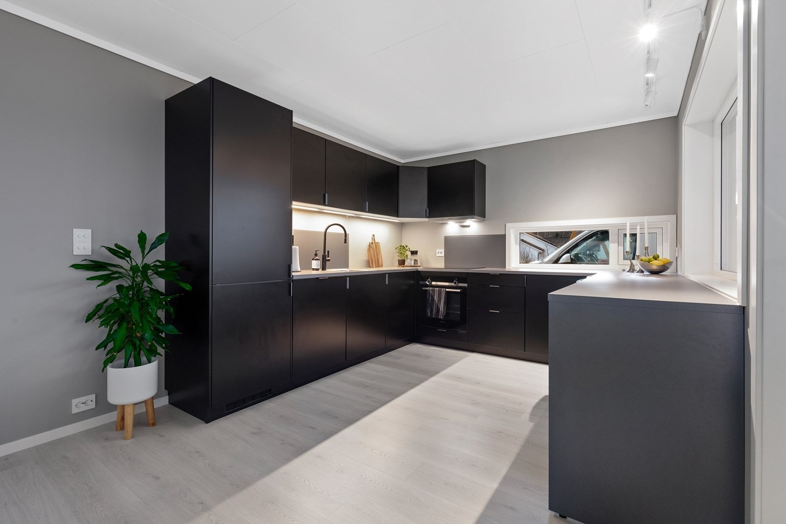 Kjøkken med mye skapplass Galleribilde