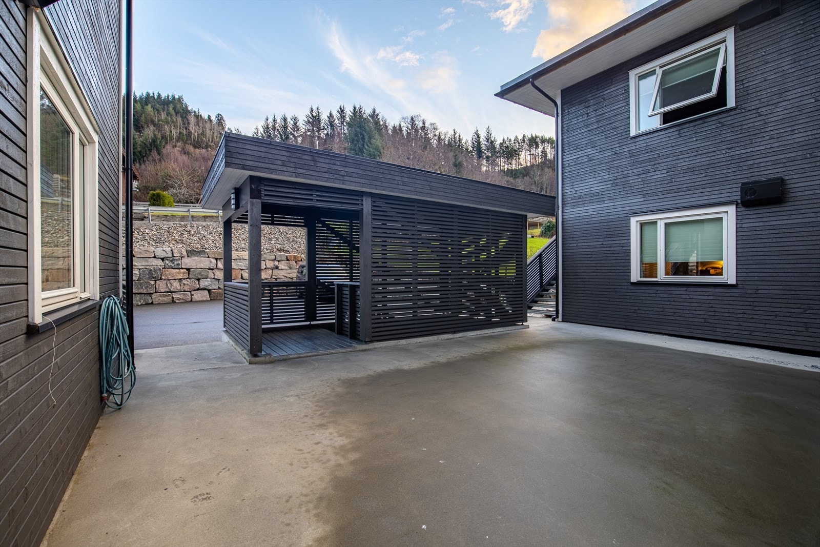 Felles nedgang til garasjekjeller Galleribilde