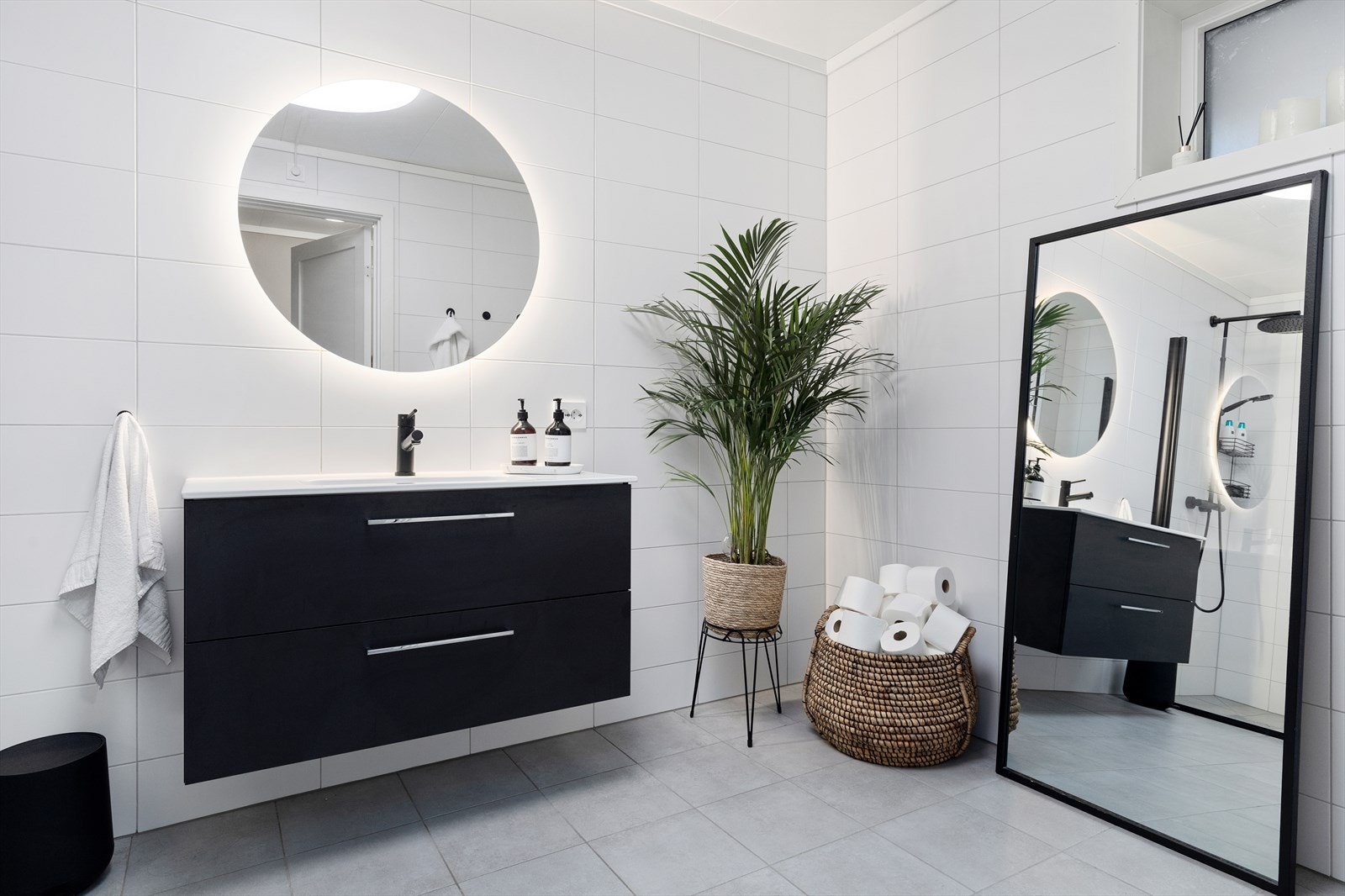 Helfliset bad svarte detaljer Galleribilde