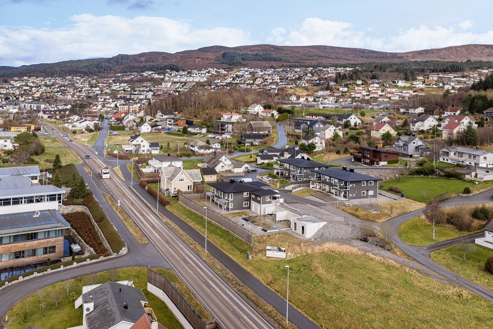 Leiligheten har sentral beliggenhet med gangavstand til Ulsteinvik sentrum Galleribilde