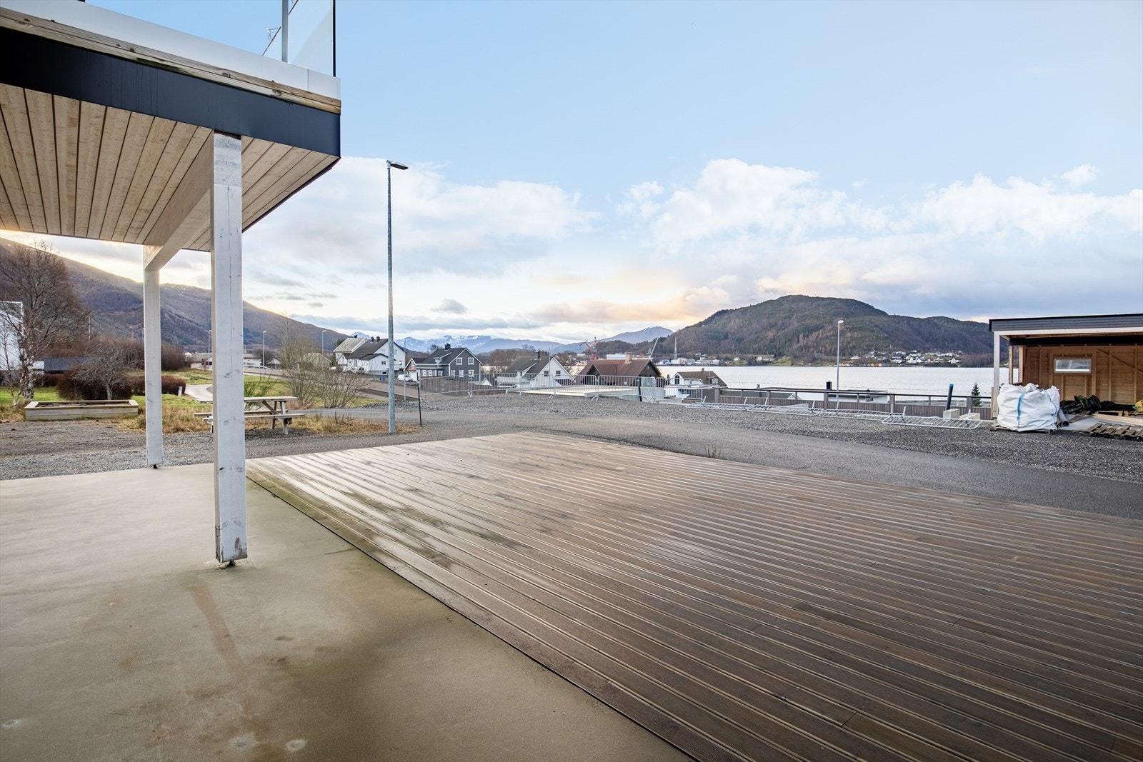 Romslig terrasse med potensiale, som hører til leiligheten Galleribilde