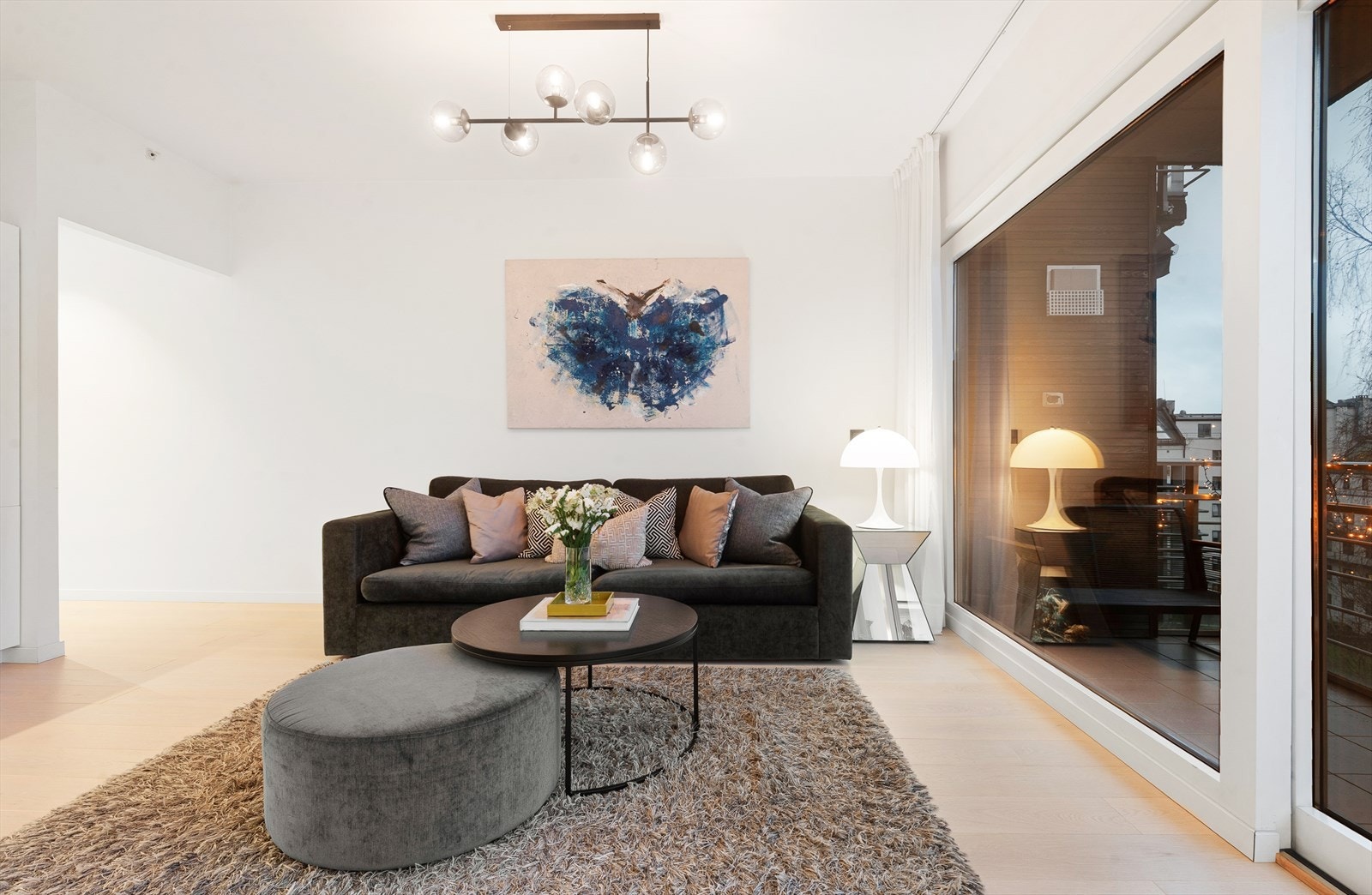 Stuen er lys og luftig med store vindusflater med 2-lags isolerglass som slipper inn rikelig med naturlig lys Galleribilde