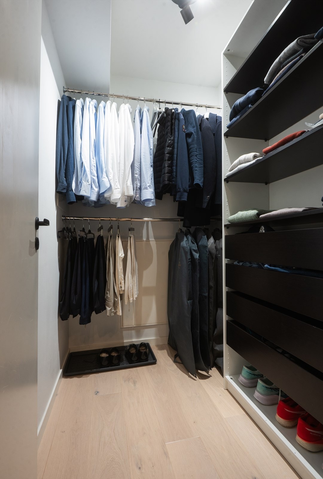 Fra soverom er det direkte adgang til bod/walk-in-closet for optimal oppbevaring Galleribilde