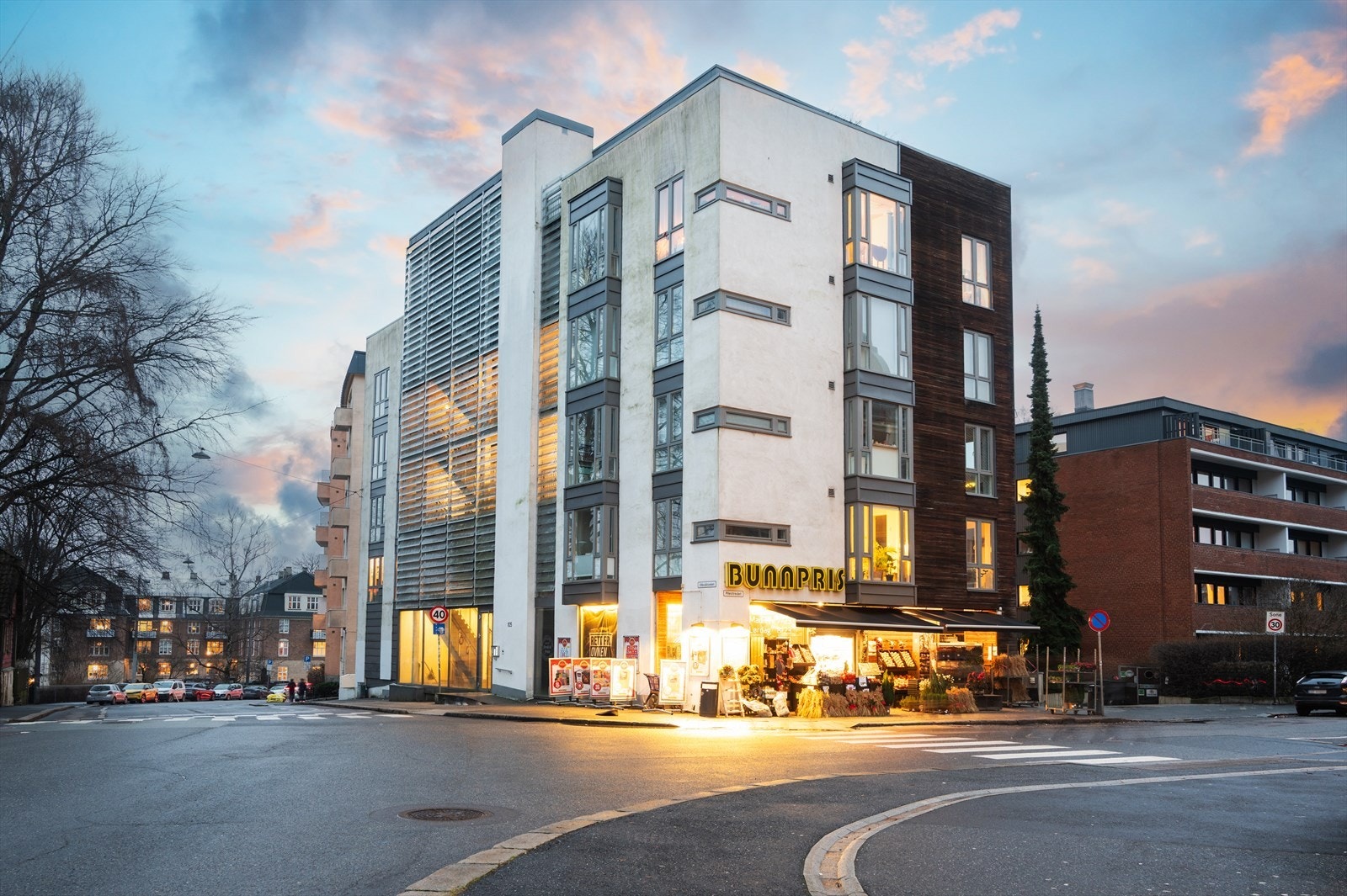 Leiligheten har en svært sentral og attraktiv beliggenhet på Fagerborg/Adamstuen, med kort vei til populære områder som Majorstuen, St. Hanshaugen og Bislett. Galleribilde