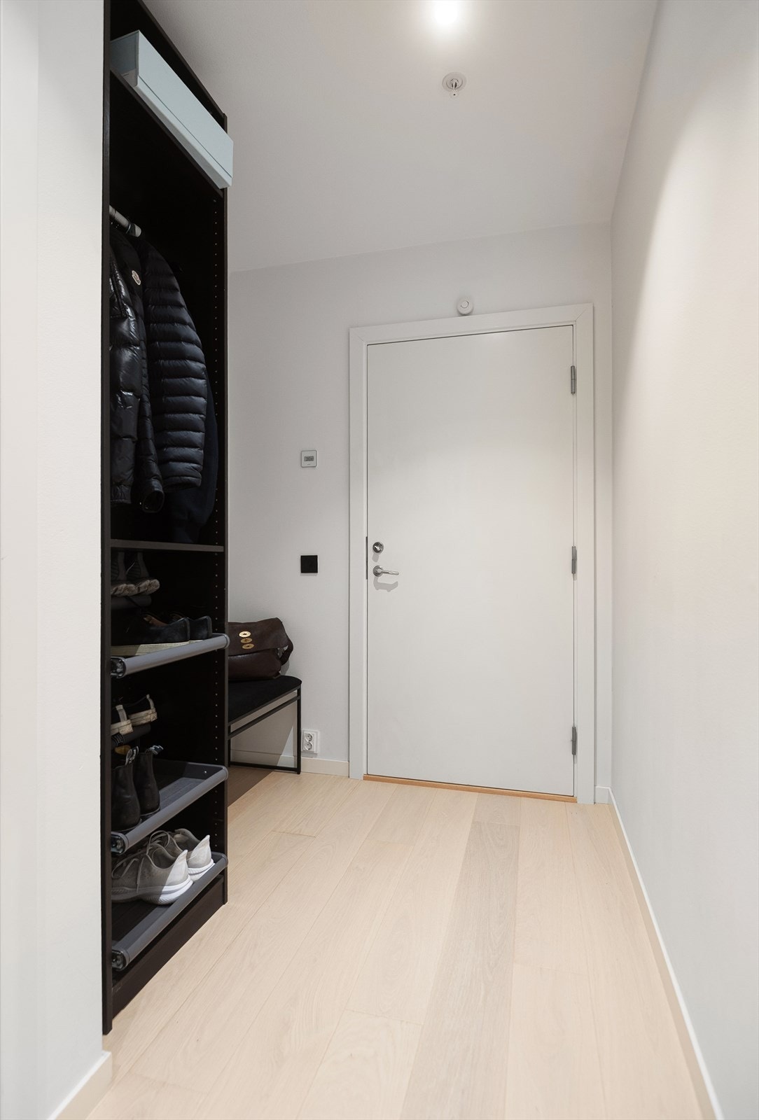 Entrè utstyrt med porttelefon og sikringsskap Galleribilde