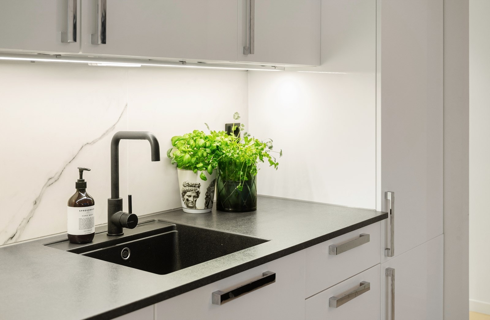 Kjøkken er innredet med mekanisk avtrekksvifte over stekesonen og opplegg for oppvaskmaskin Galleribilde