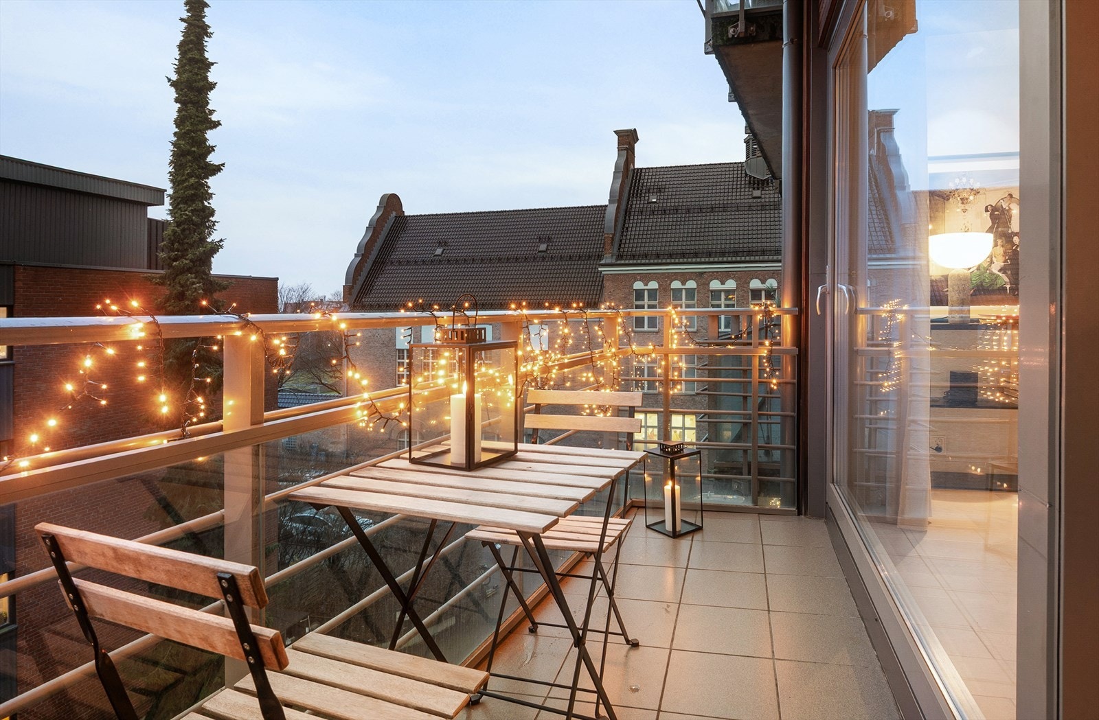 Det er god plass til utemøbler - her kan du nyte lange sommerdager! Galleribilde