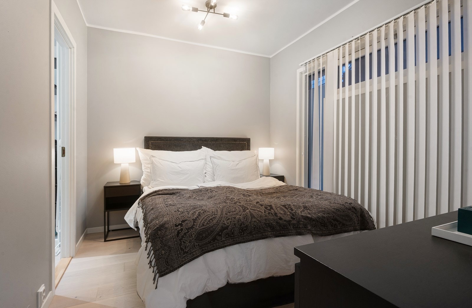 Soverommet er av god størrelse med plass til dobbeltseng og oppbevaring Galleribilde