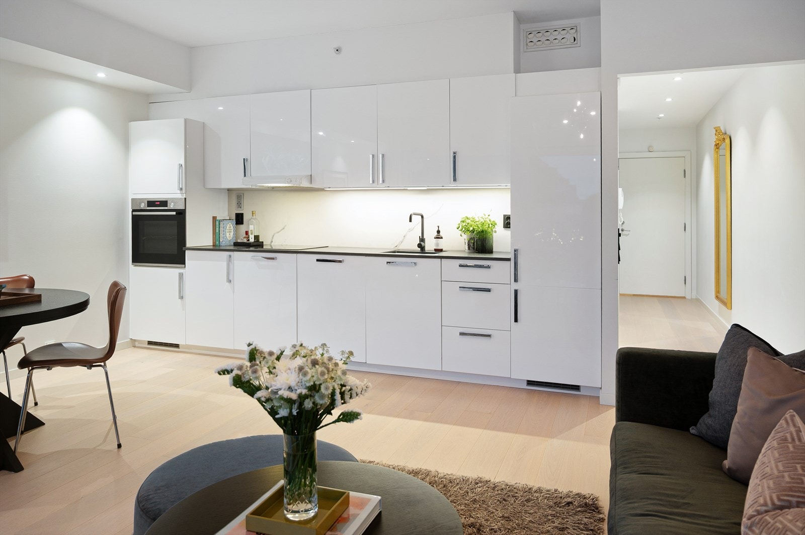 Leiligheten har en praktisk planløsning med åpen stue-/kjøkkenløsning som byr på flere møbleringsmuligheter Galleribilde