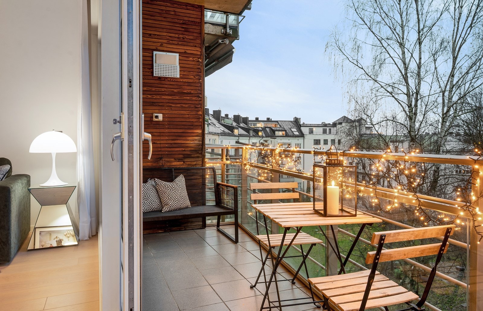 Balkongen har gode solforhold og utsyn mot rolige omgivelser Galleribilde