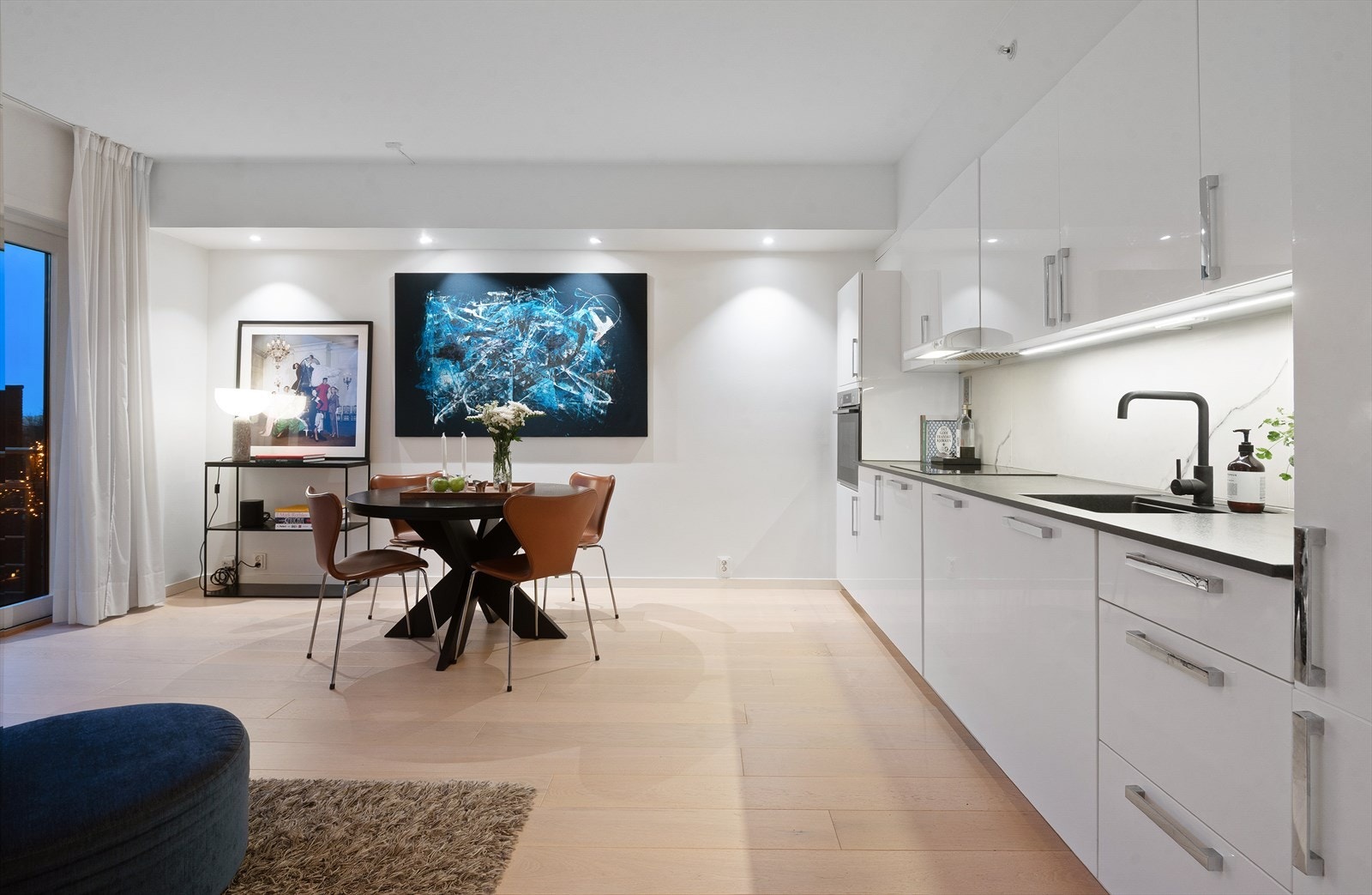 Det er integrert kjøl/fryseskap, stekovn, platetopp og oppvaskmaskin Galleribilde