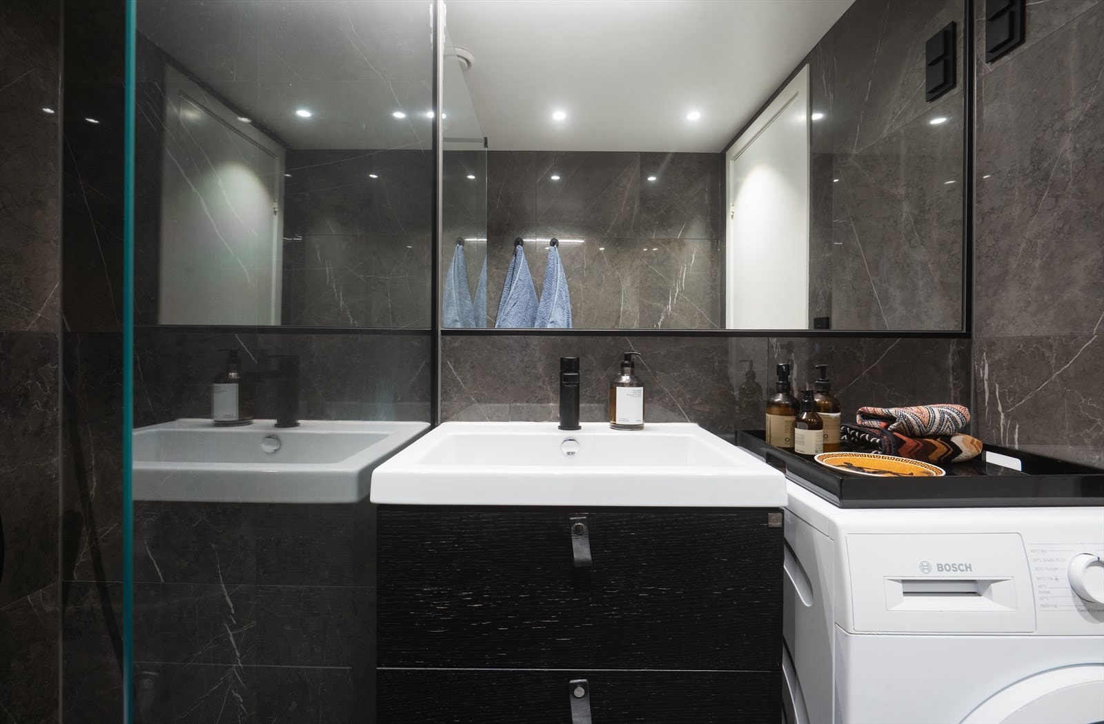 Bad er utstyrt med opplegg for vaskemaskin og veggmontert wc Galleribilde