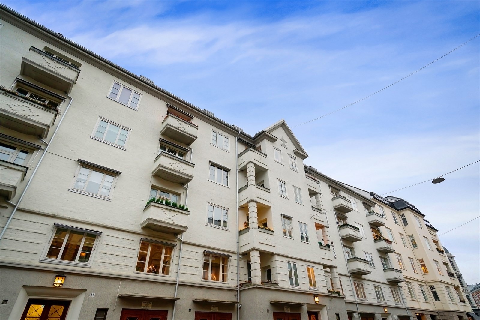 Fasaden mot gate og bakgård er pusset opp i nyere tid. Galleribilde