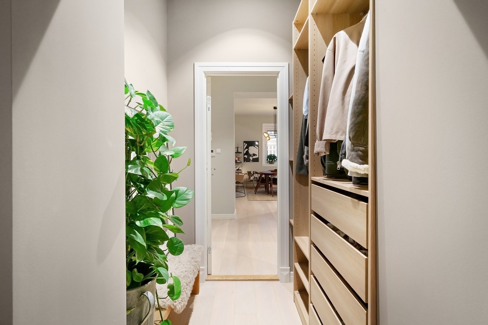 Walk-in closet fra soverommet. Galleribilde