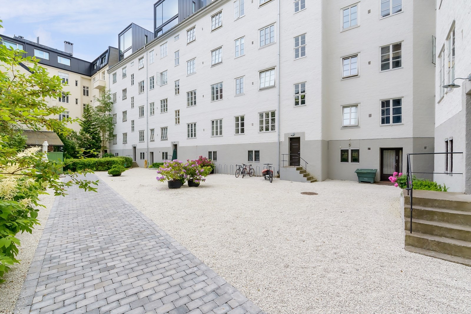 Nyoppusset og flott opparbeidet bakgård med sittegrupper. Galleribilde