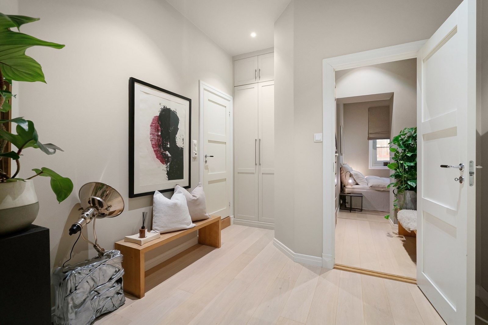 Et hyggelig entréparti med plassbygde garderobeskap. Galleribilde