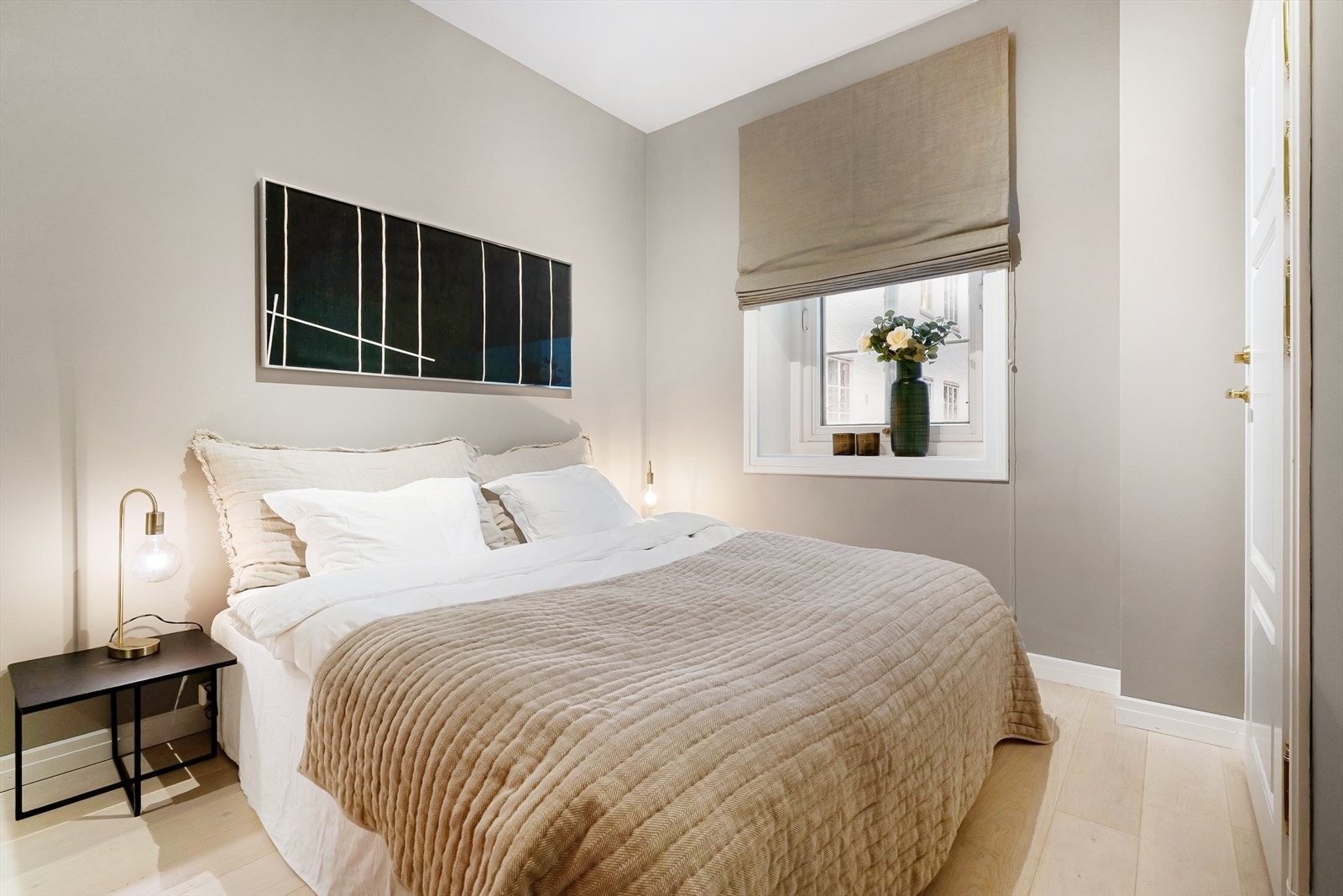 Romslig hovedsoverom som vender ut mot skjermet bakgård. Galleribilde