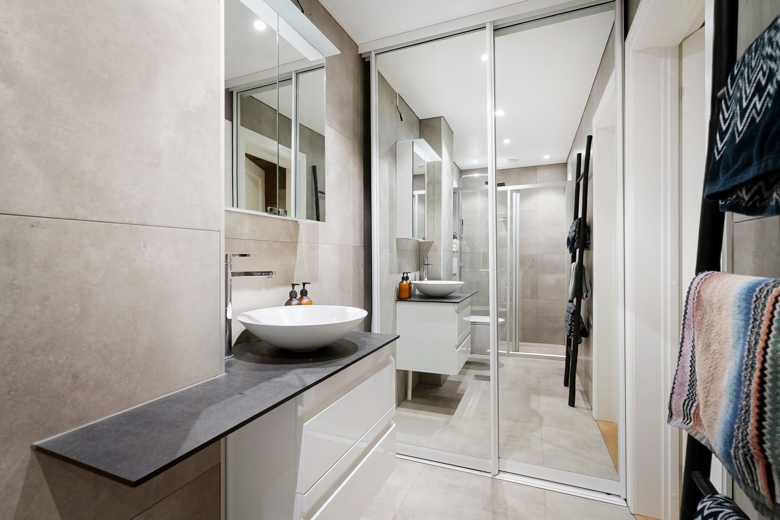 God oppbevaring på badet med opplegg for vaskemaskin. Galleribilde