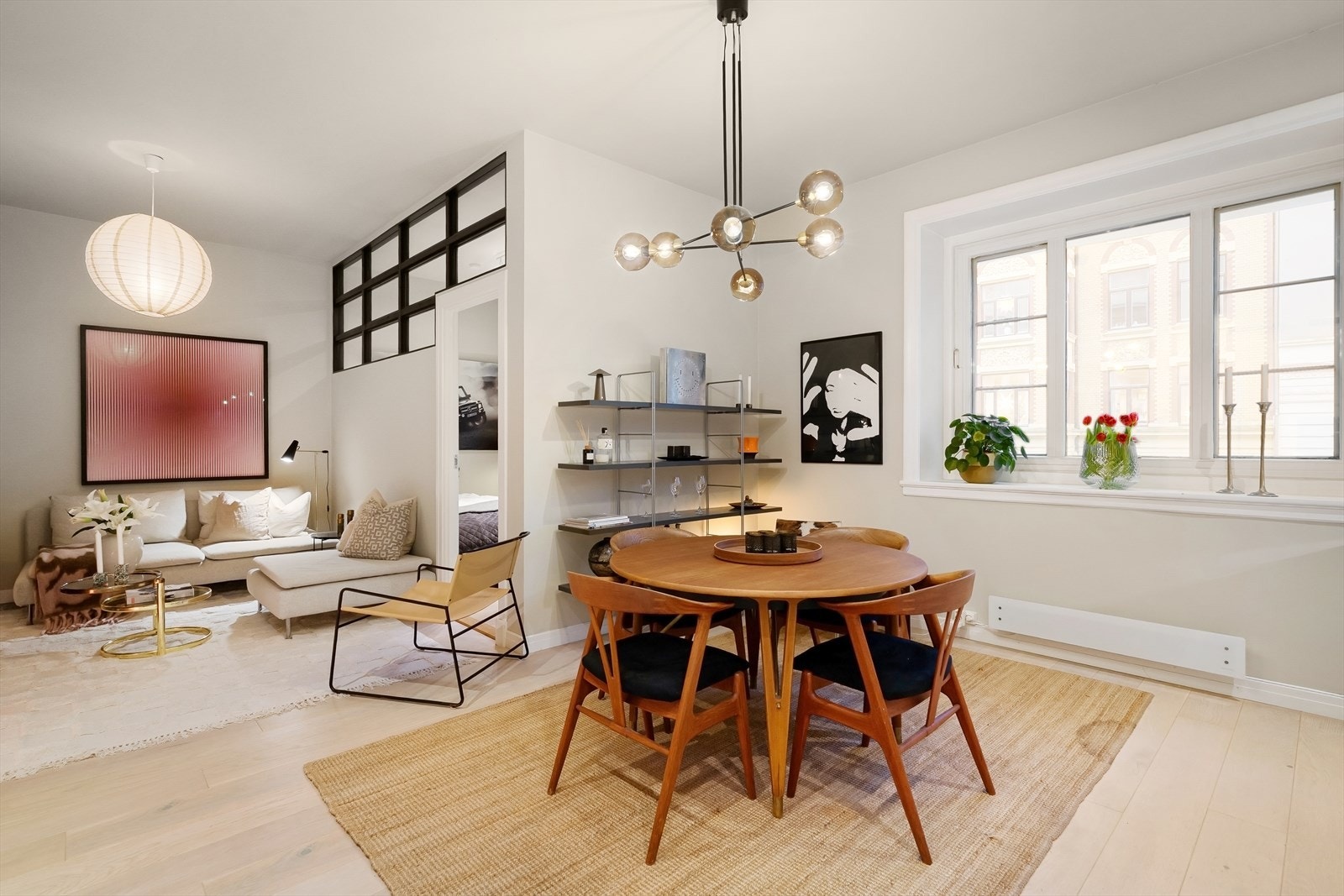 Leiligheten oppleves som svært lys. Store vindusflater slipper inn masse naturlig lys og er med på å gjøre rommet til et hyggelig oppholdsrom. Galleribilde