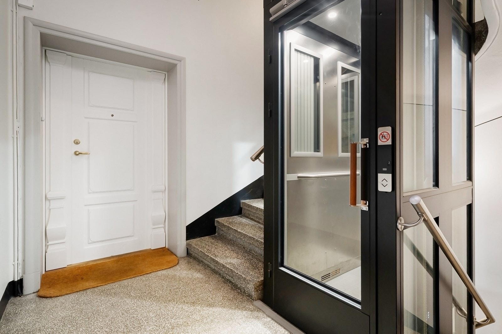 Hyggelig inngangsparti med heis. Galleribilde
