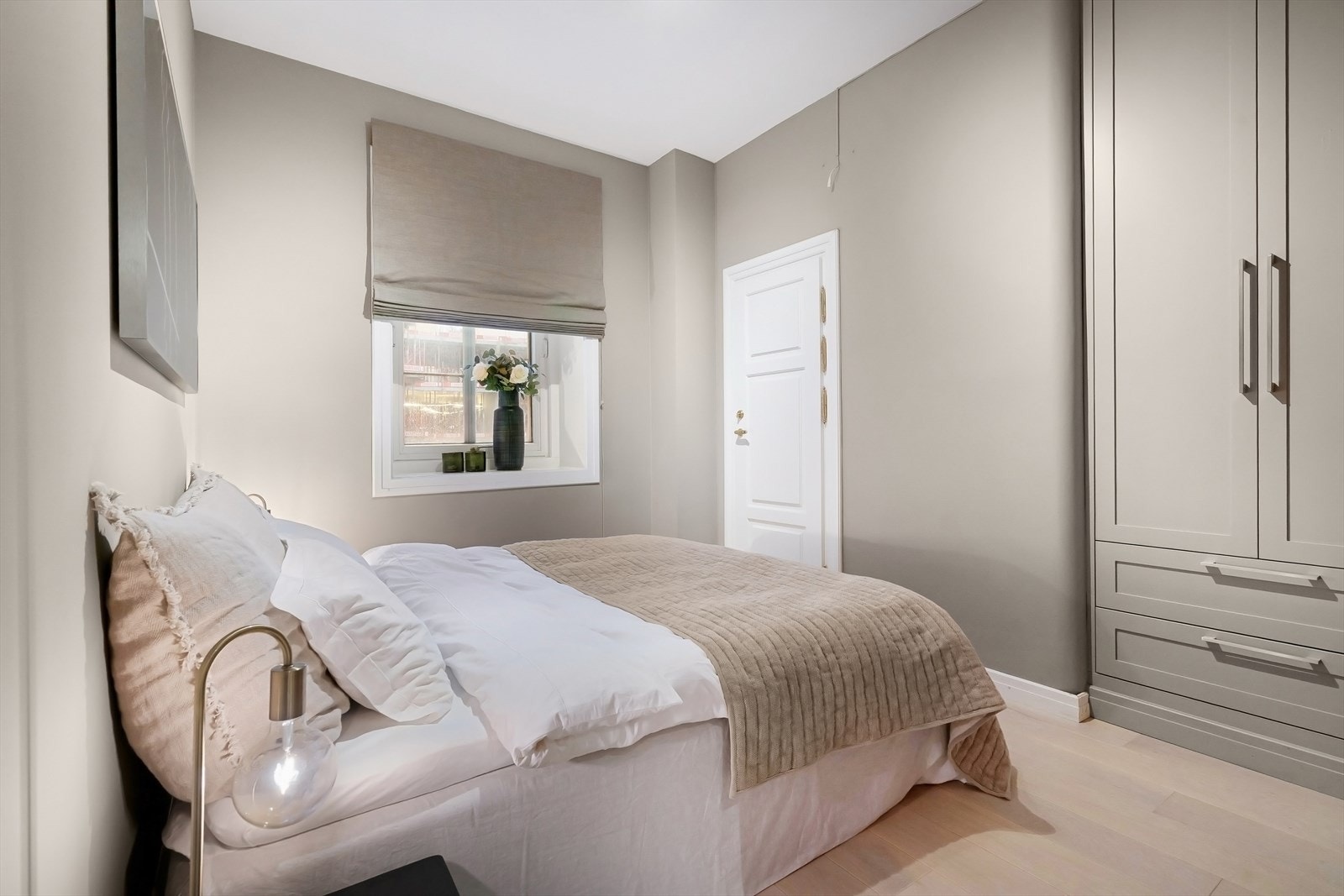 God plass til dobbeltseng og tilhørende møblement, i tillegg til plassbygde garderobeskap. Galleribilde