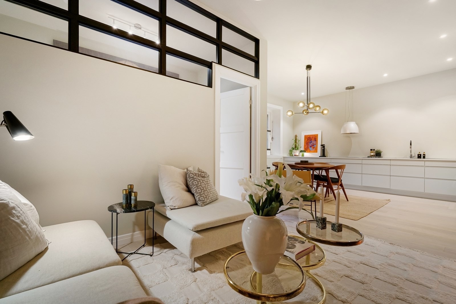 Leiligheten har en god planløsning med plass til diverse sittegrupper. Galleribilde