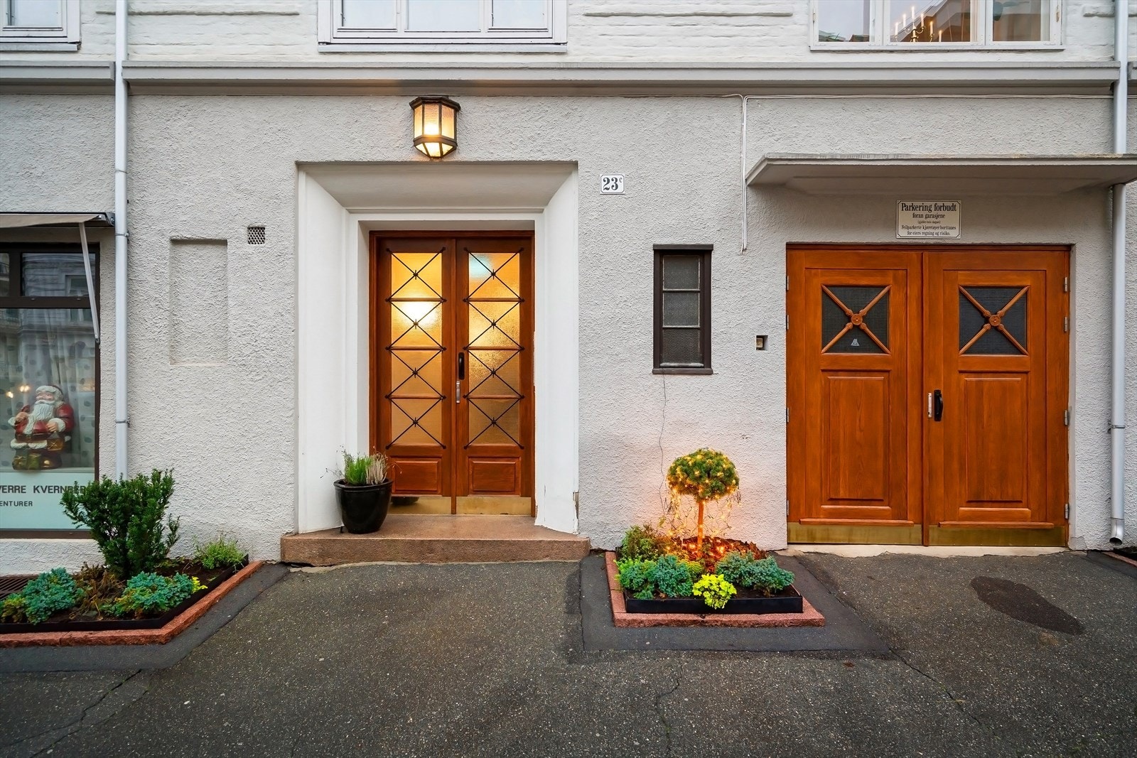 Alle dørene er byttet inn til fellesarealer og leiligheter i nyere tid. Galleribilde