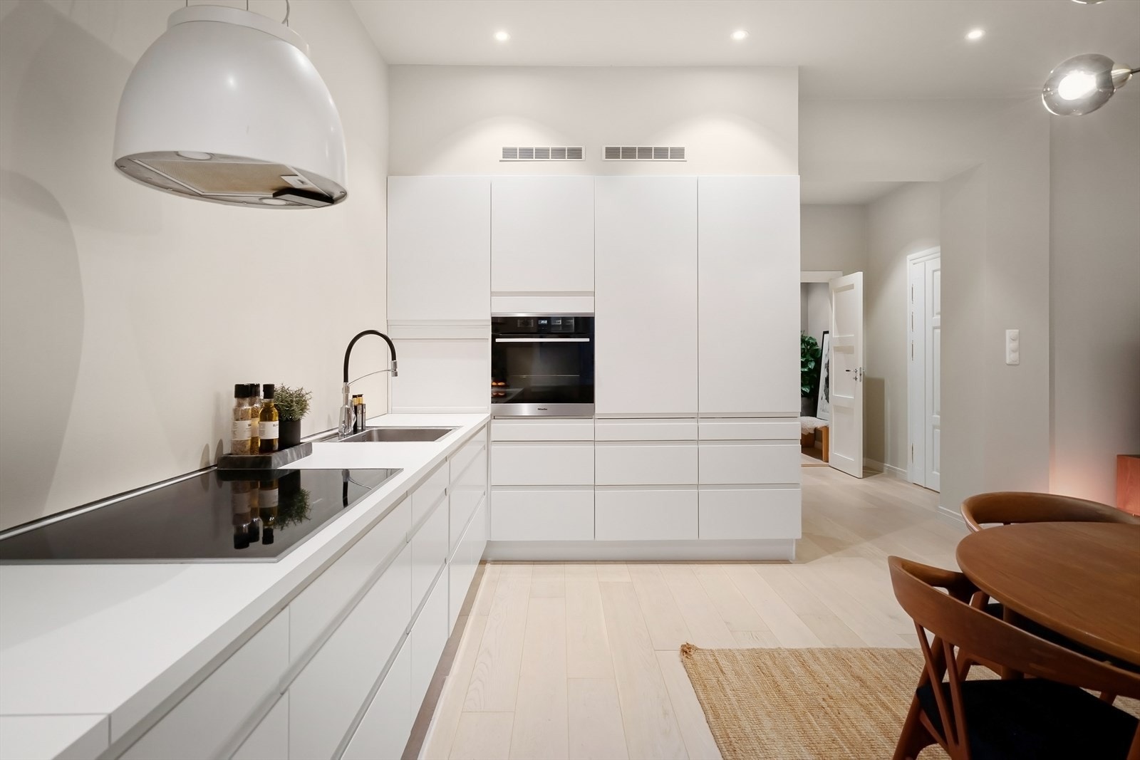 Kjøkkenet har gode oppbevaringsmuligheter. Galleribilde