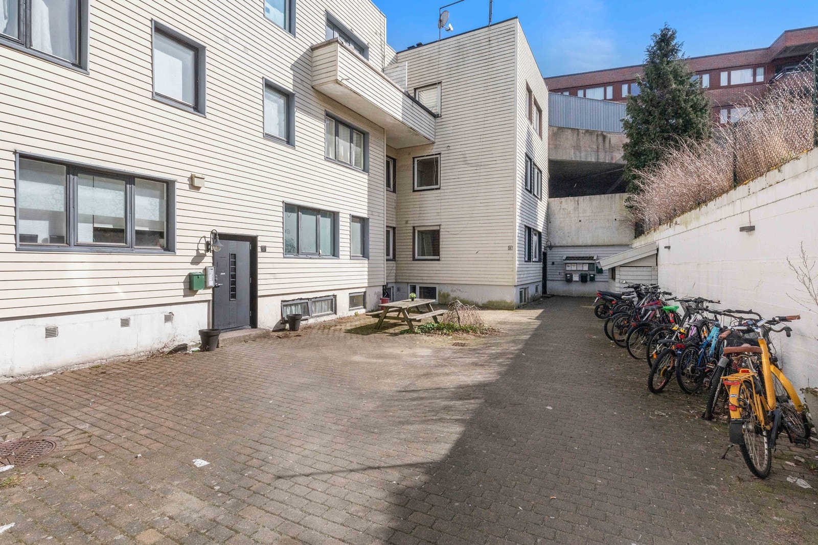 Sameiet har en stor og solrik takterrasse med herlig utsikt mot Otra Galleribilde