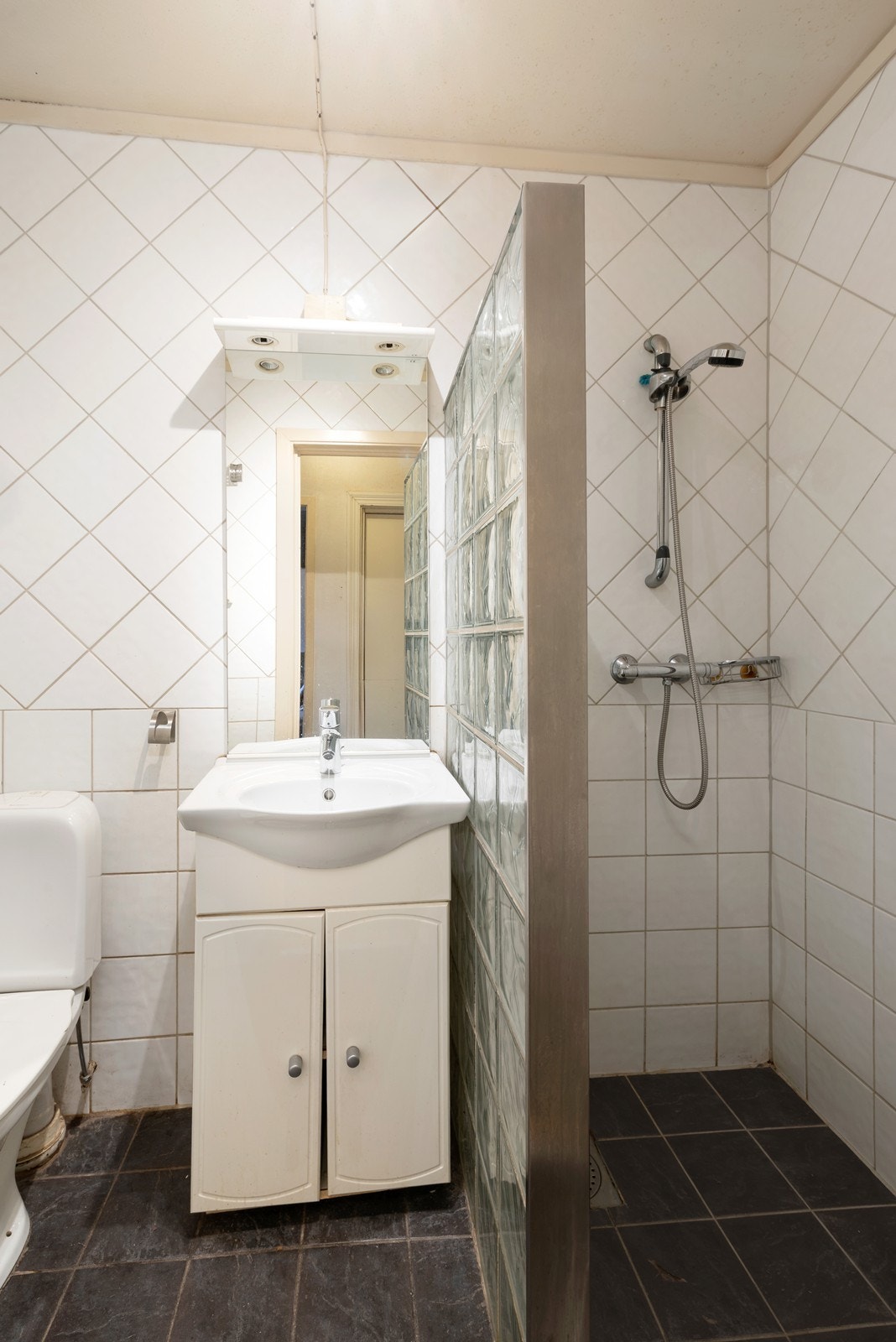 Vaskeri i bygget. Det er lov å vaske tøy i tidsrommet kl. 08-23 - alle dager Galleribilde