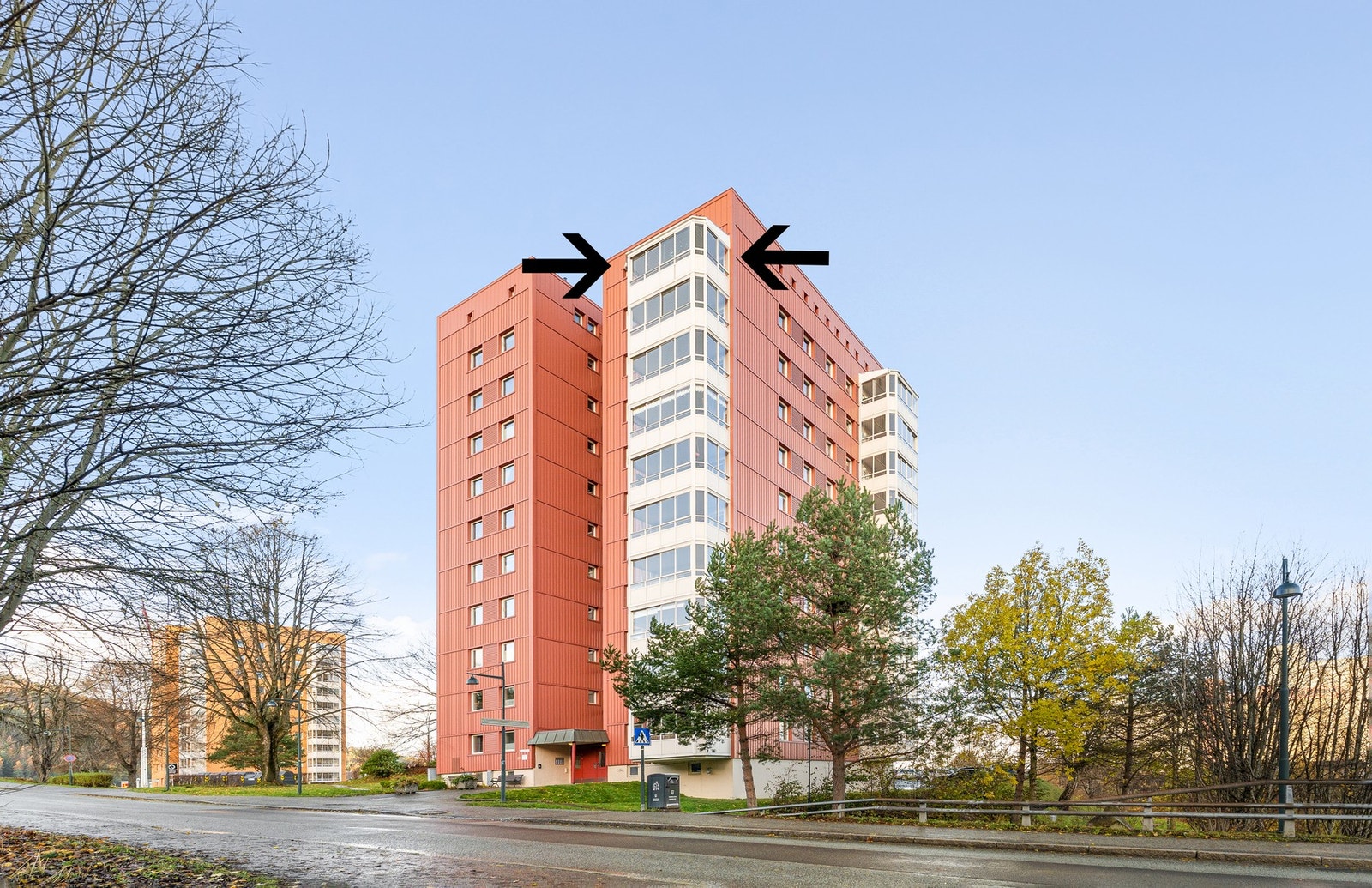 Fasade. Bygget har heis og ble oppsatt i 1956. Galleribilde