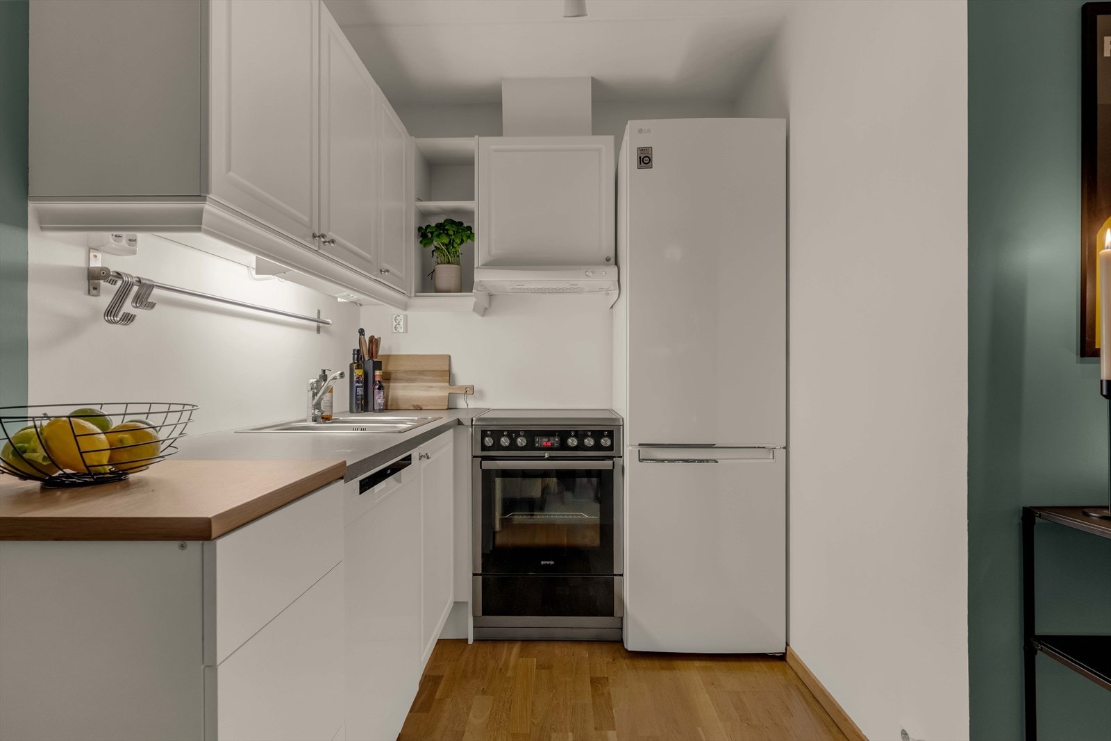 Her finner du frittstående kjøl/frys, oppvaskmaskin og komfyr - alt du trenger for en funksjonell og praktisk hverdag. Galleribilde