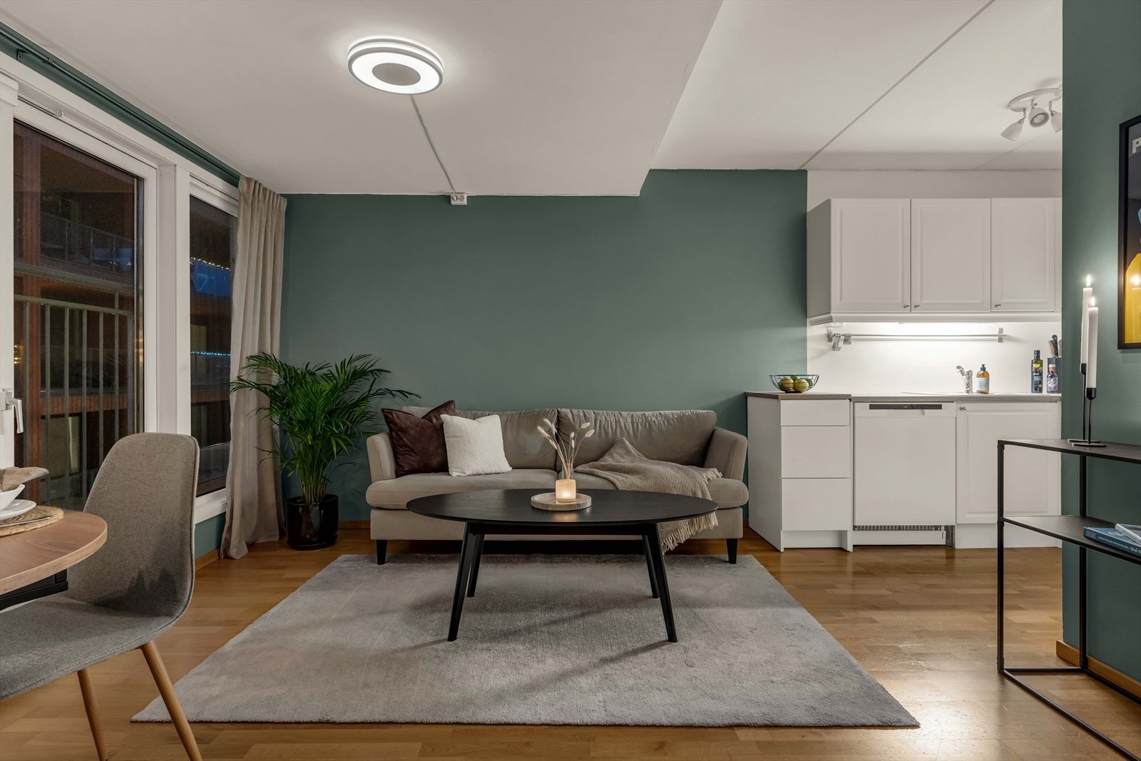 Parkett på gulvet og vegger malt i en moderne blåfarge gir rommet et stilrent og behagelig uttrykk. Galleribilde