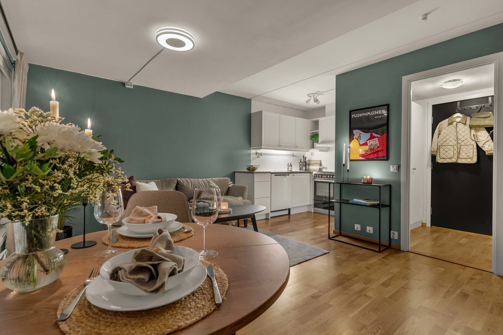 Kjøkkenet ligger i åpen løsning mot stuen, men er samtidig smart plassert slik at det oppleves som en egen sone. Galleribilde