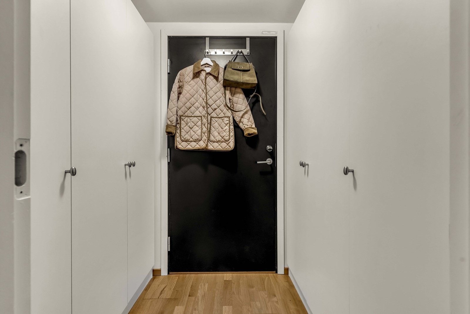 Velkommen inn! Leiligheten åpner seg med en innbydende entré som byr på svært gode oppbevaringsmuligheter. Galleribilde