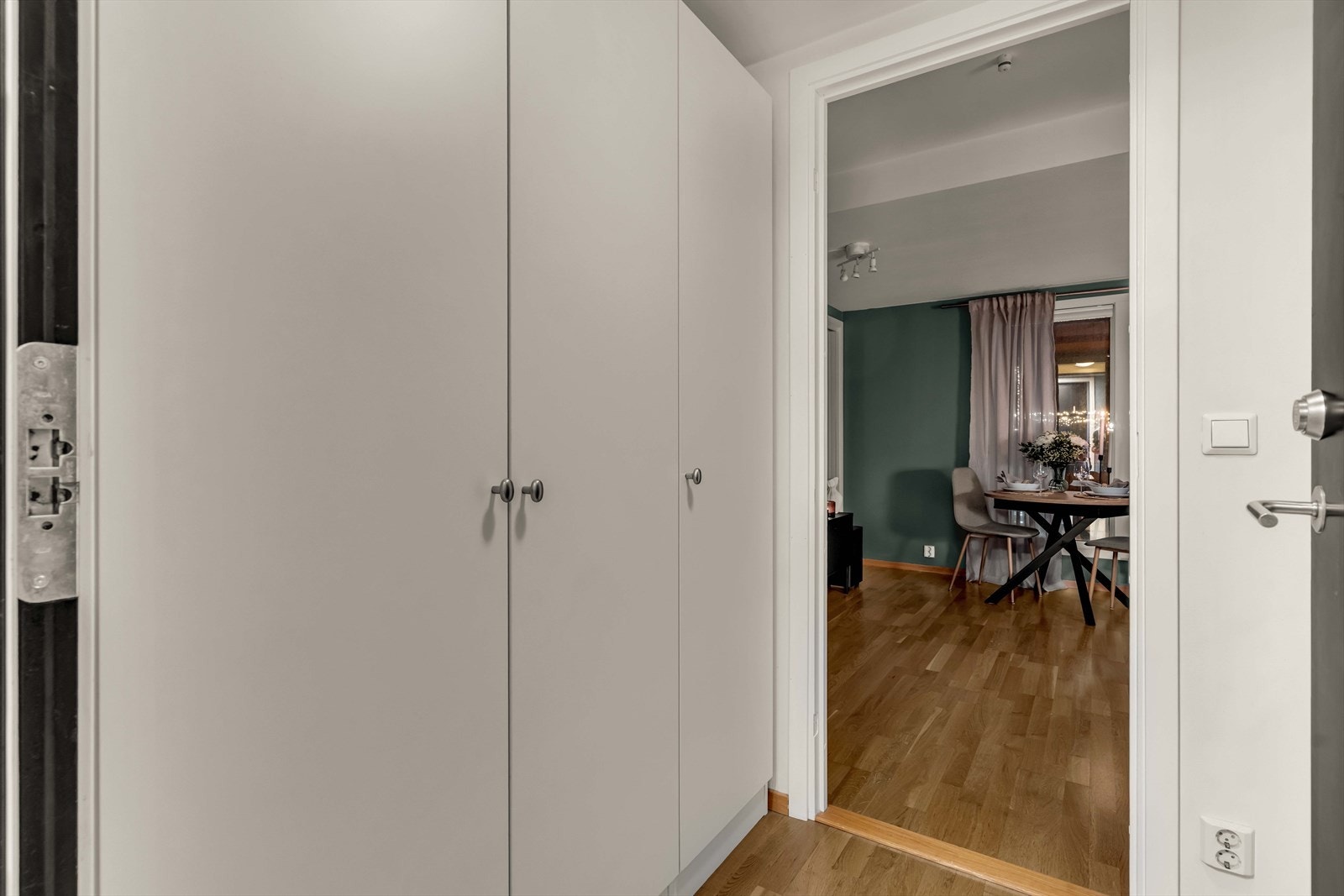 Her finner du garderobeskap på begge sider av gangen, noe som gir rikelig plass til sko, yttertøy og øvrige nødvendigheter. Galleribilde