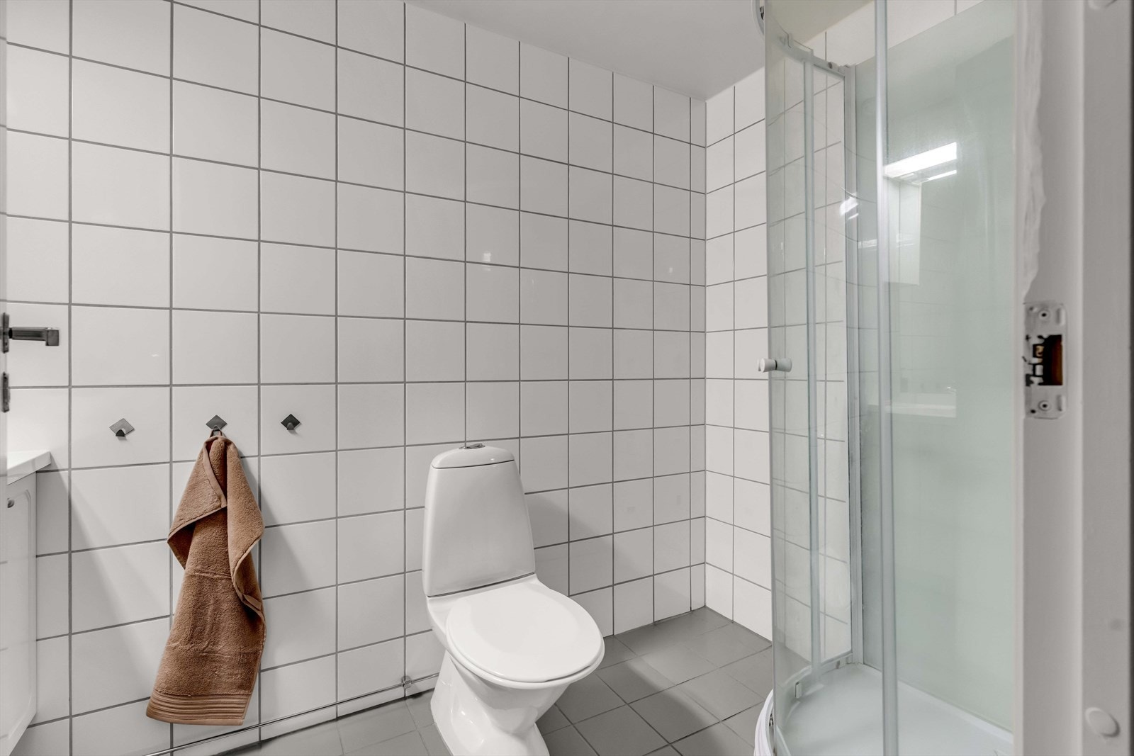 Badet har flislagt gulv med elektrisk gulvvarme som gir en komfortabel start på dagen. Galleribilde