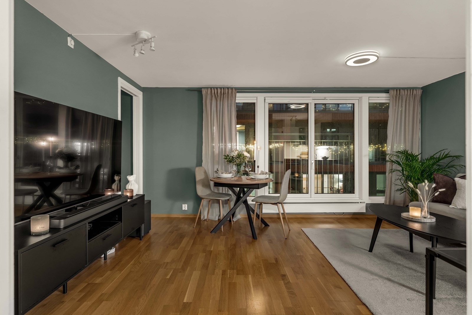 Store vindusflater sørger for flott lysinnslipp og en luftig atmosfære, mens den franske balkongen gir en følelse av åpenhet. Galleribilde