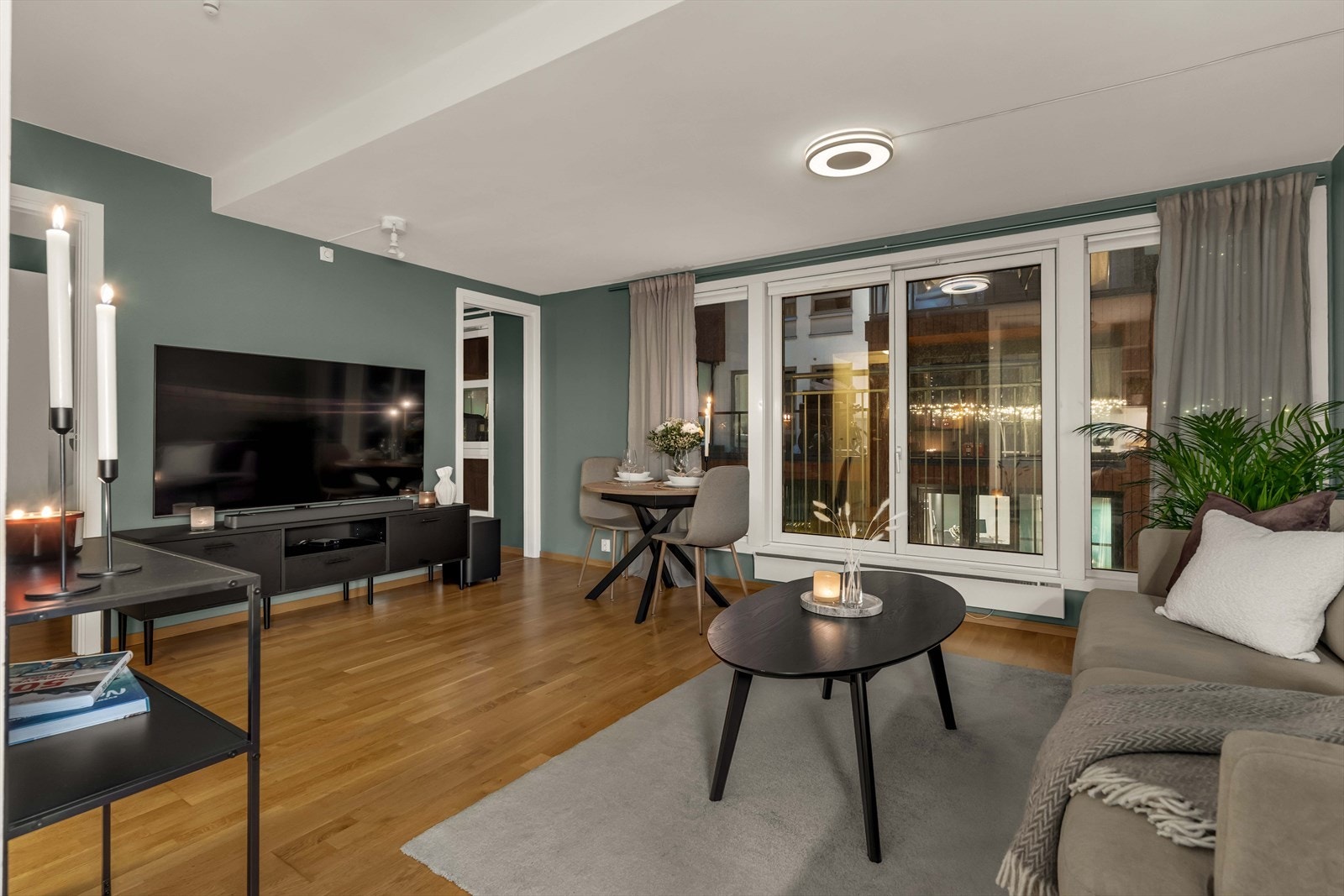 Stuen oppleves som romslig og gjennomtenkt utformet, med god plass til både sofagruppe, TV-løsning og spisebord. Galleribilde