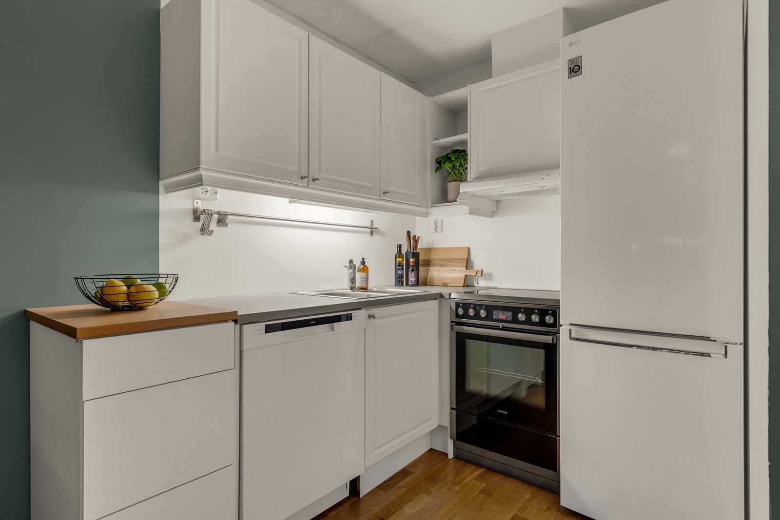 Innredningen består av hvite, profilerte fronter, nedfelt oppvaskkum og 1-greps blandebatteri. Galleribilde